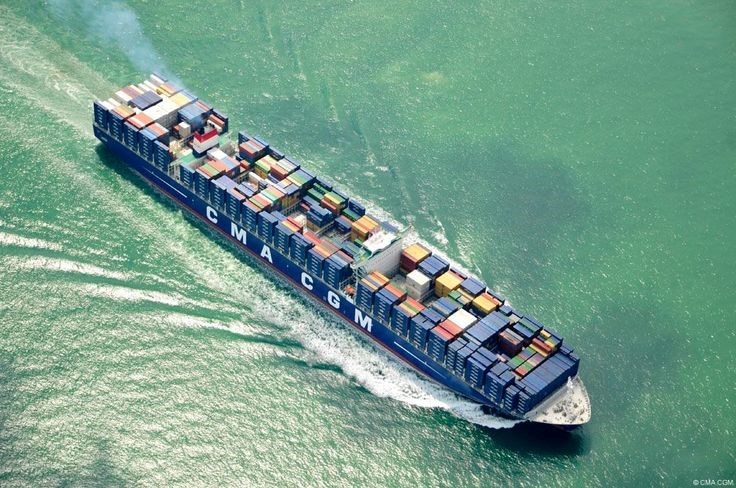 کشتی کانتینری CMA CGM توسط یدک کش به بندر هدایت می شود | غول دریایی در حال ورود | حمل و نقل دریایی | تجارت بین المللی