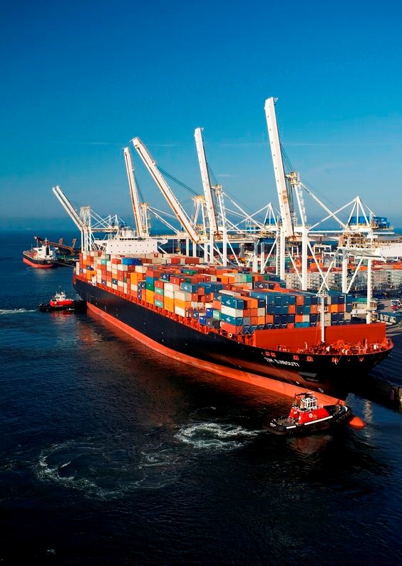 کشتی کانتینری غول پیکر توسط یدک کش به بندر هدایت می شود | حمل و نقل دریایی | تجارت بین المللی