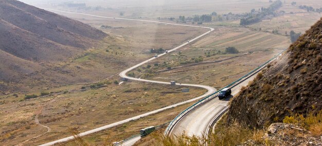 نمای بالا از وسایل نقلیه در جاده برای حمل و نقل کالا به ارمنستان