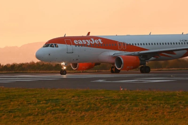 هواپیمای EasyJet در حال آماده‌سازی برای حمل و نقل کالا به برزیل در غروب آفتاب.